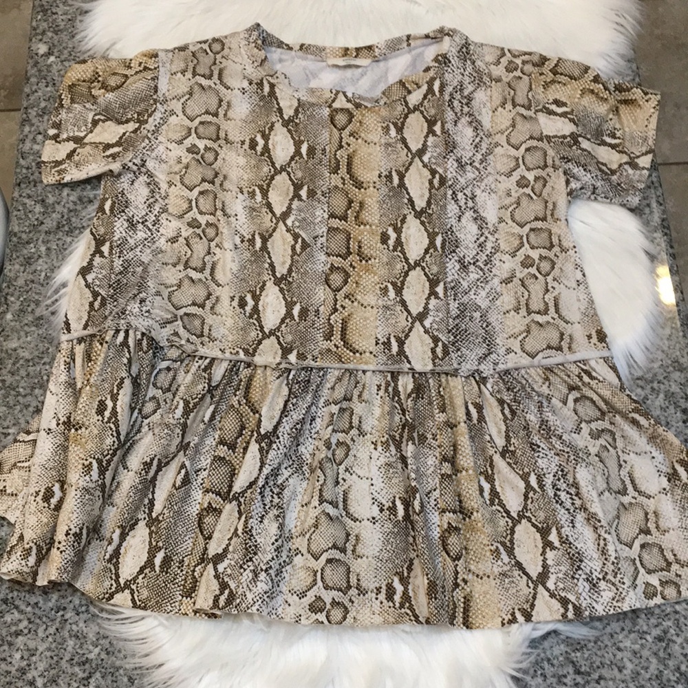 4/$20 snakeskin peplum top